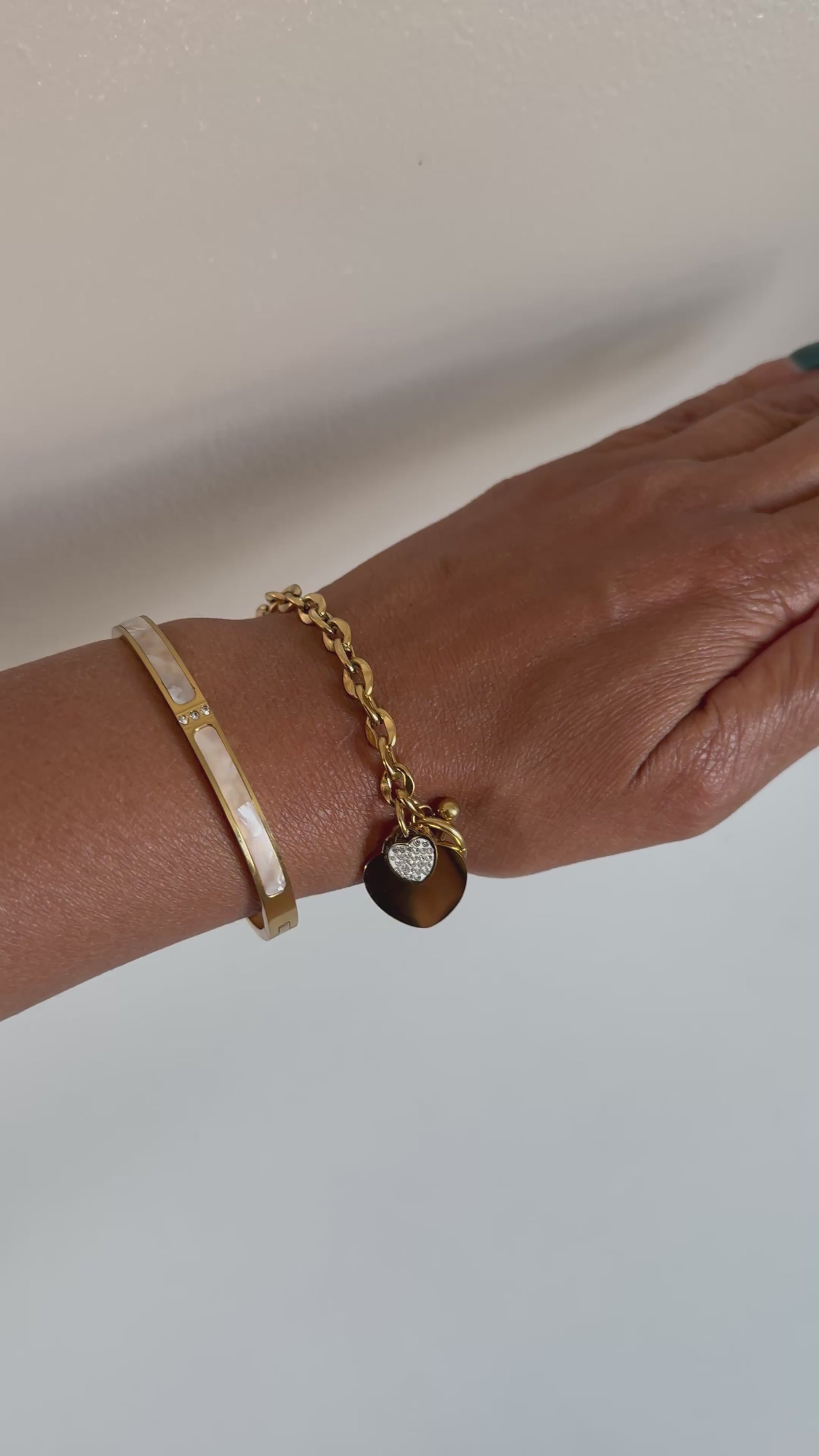 18k Gold waterproof jewellery and sweatproof jewellery Bracelet with heart pendant video